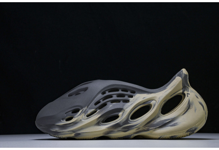 yee**zy slide gv7904