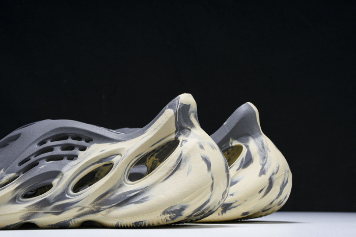 yee**zy slide   gv7904