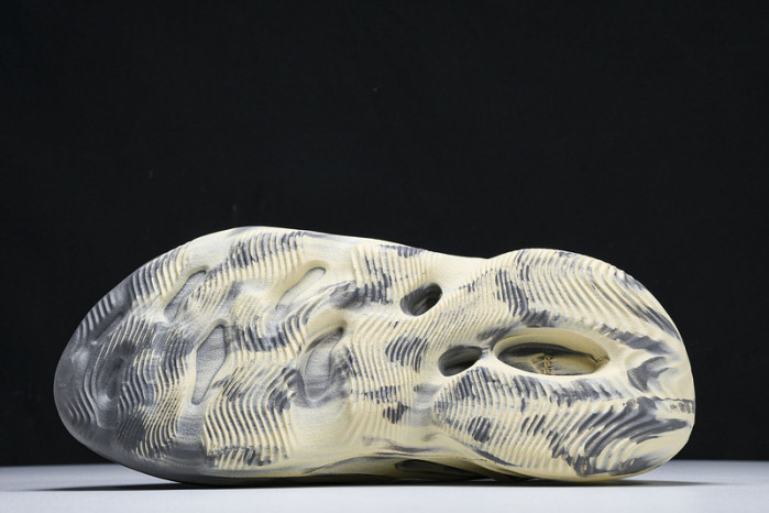 yee**zy slide   gv7904