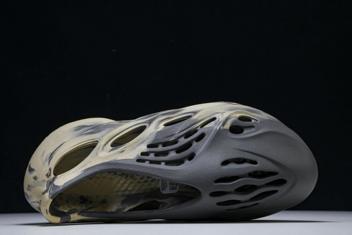 yee**zy slide   gv7904