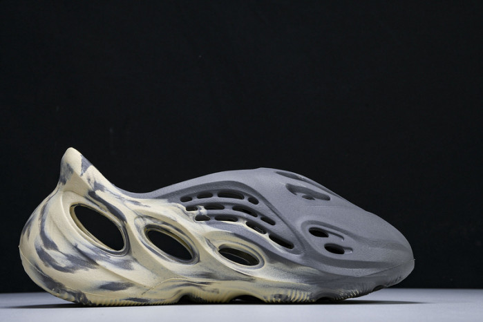 yee**zy slide   gv7904