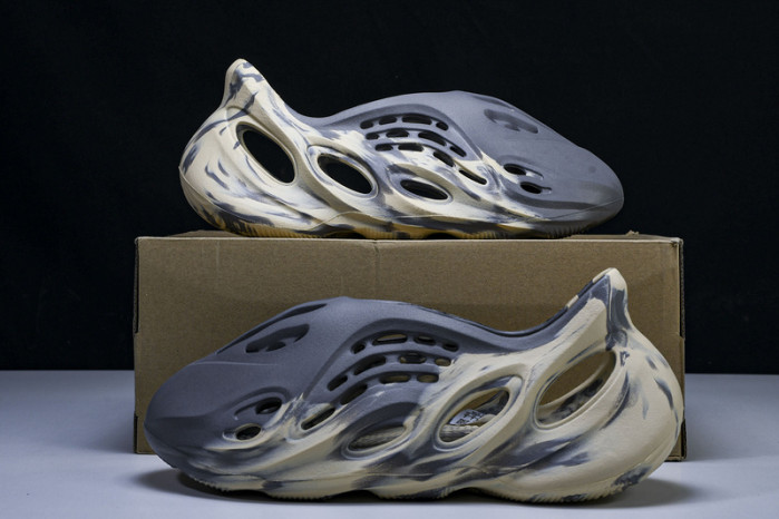 yee**zy slide   gv7904