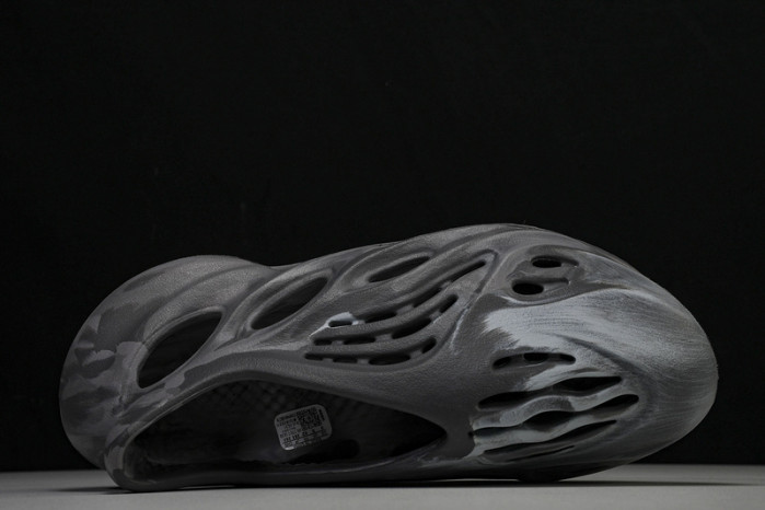 yee**zy slide  ie4931