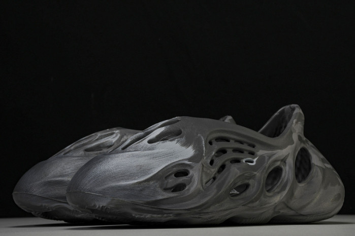 yee**zy slide  ie4931