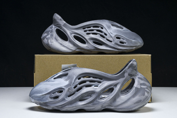 yee**zy slide  ie4931